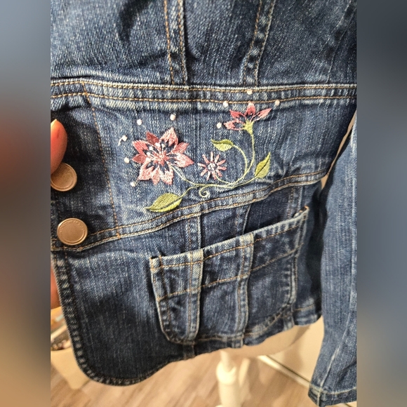 Jones Wear Jean Jacket Embroidered Floral Details Sz 6 - Picture 4 of 8